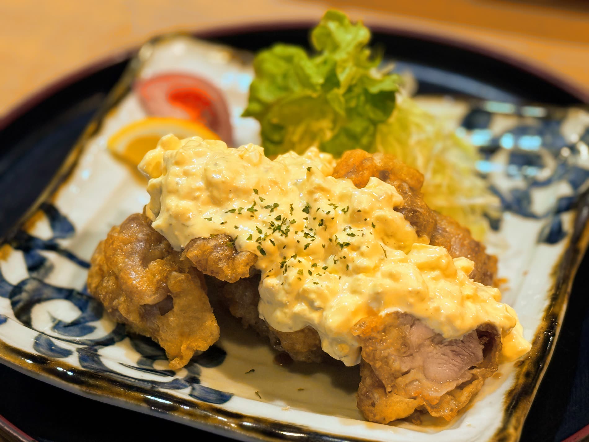 集い笑酒 太鼓の極柔チキン南蛮。薄衣の鶏にたっぷりのタルタルソース