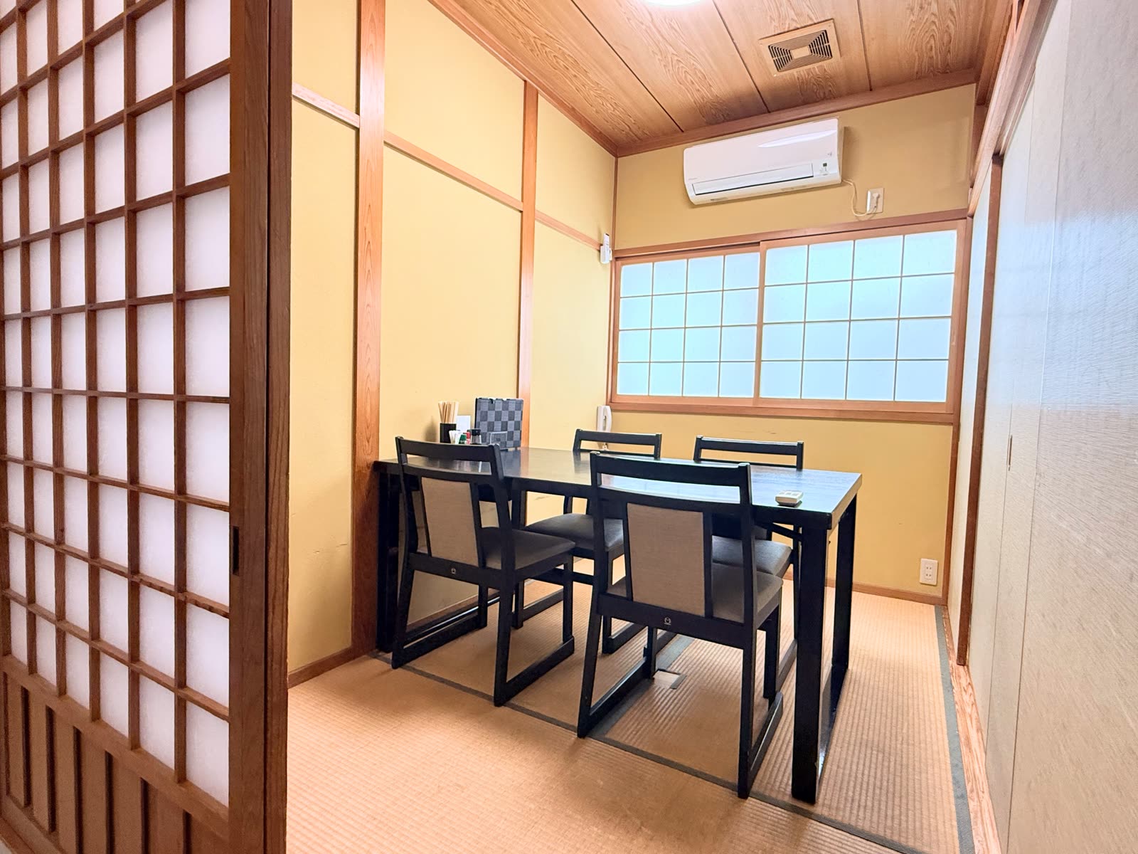 4名さま用の個室。畳の上に椅子とテーブル